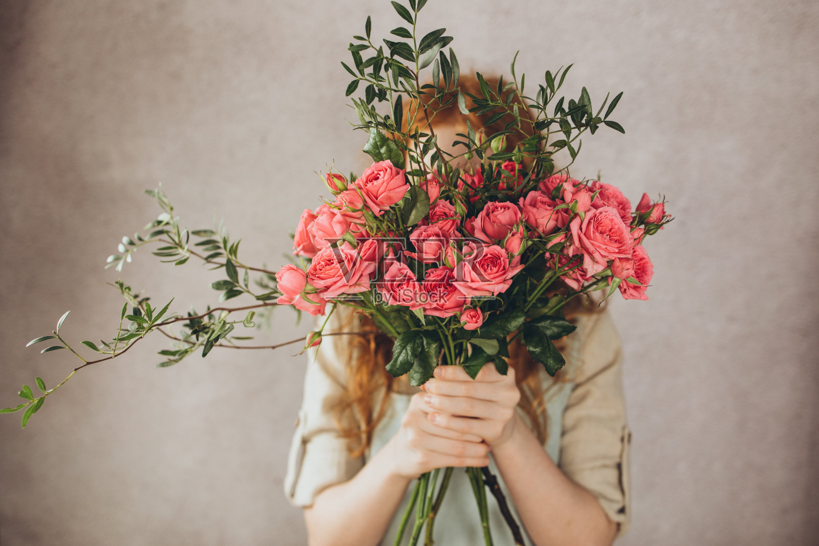 拿着一束鲜花的女人 免费图片 - Public Domain Pictures