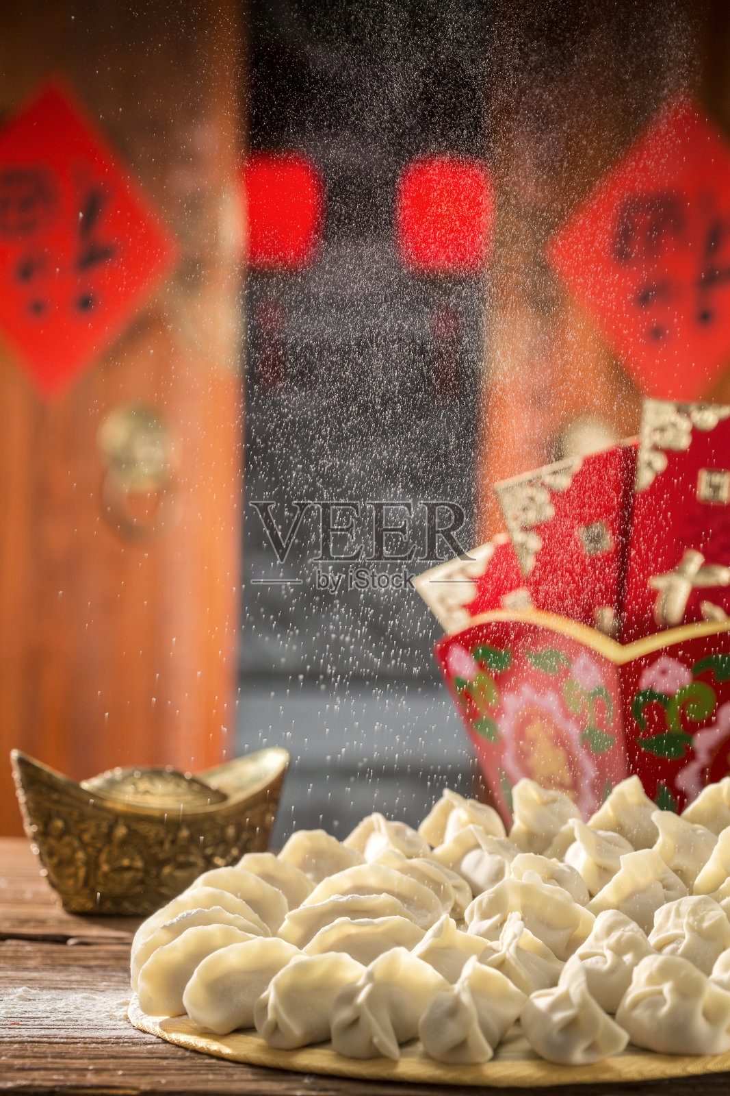 春节包饺子照片摄影图片
