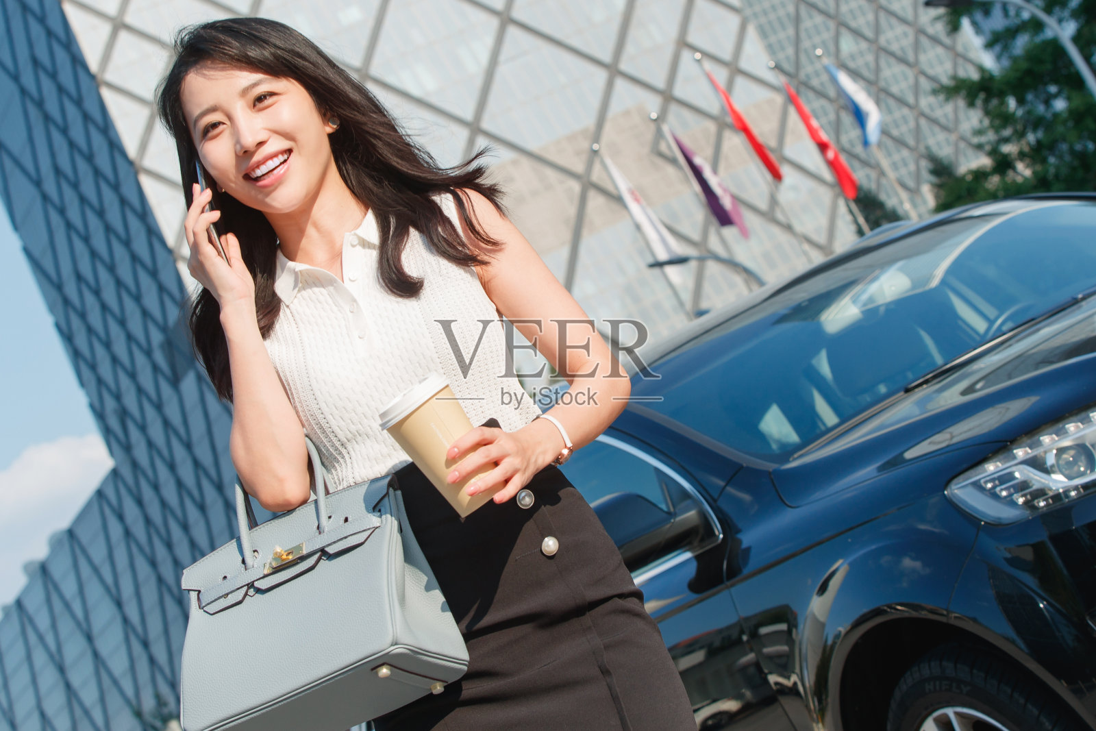 汽车旁的商务女性打电话照片摄影图片