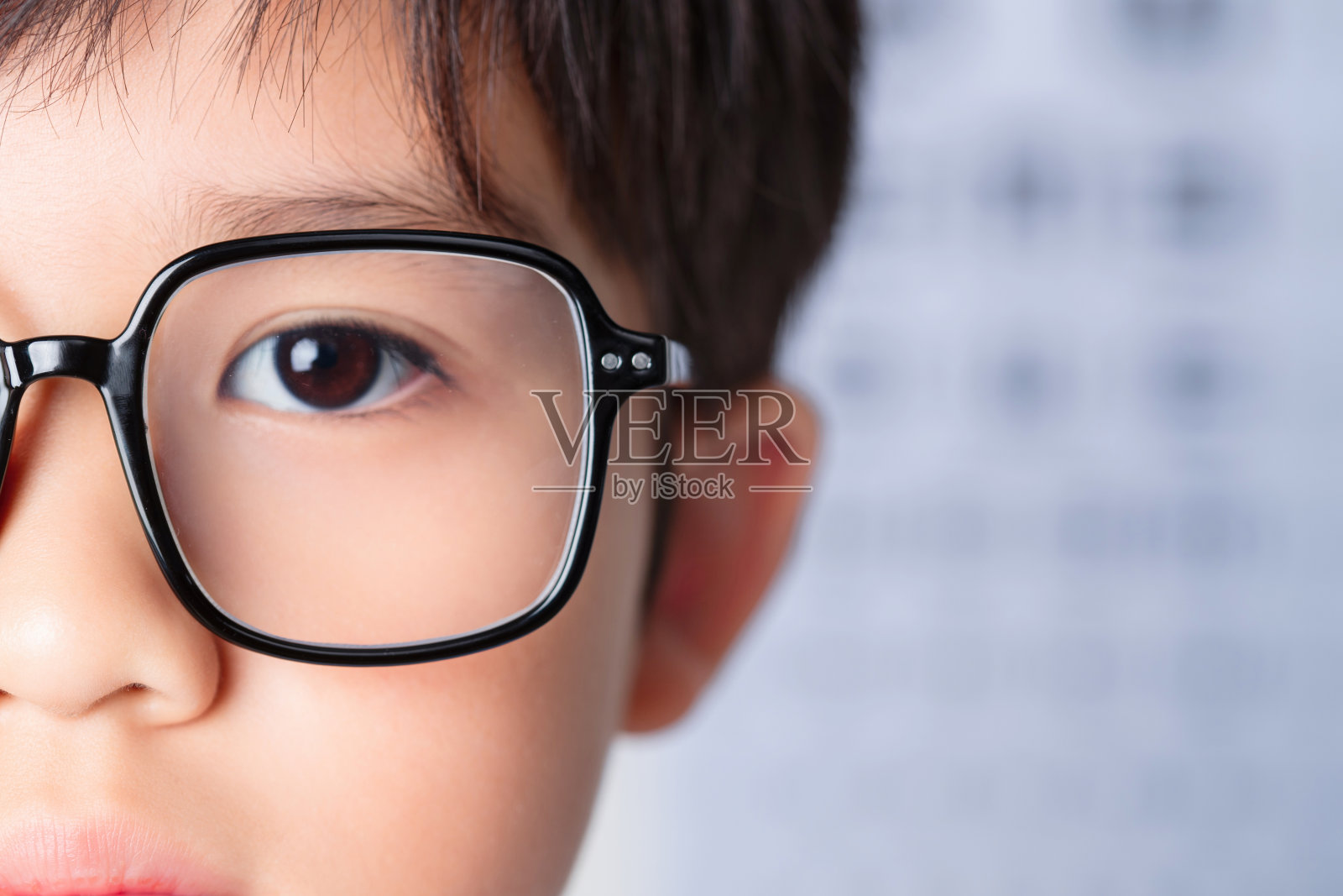 戴眼镜的小学男生照片摄影图片