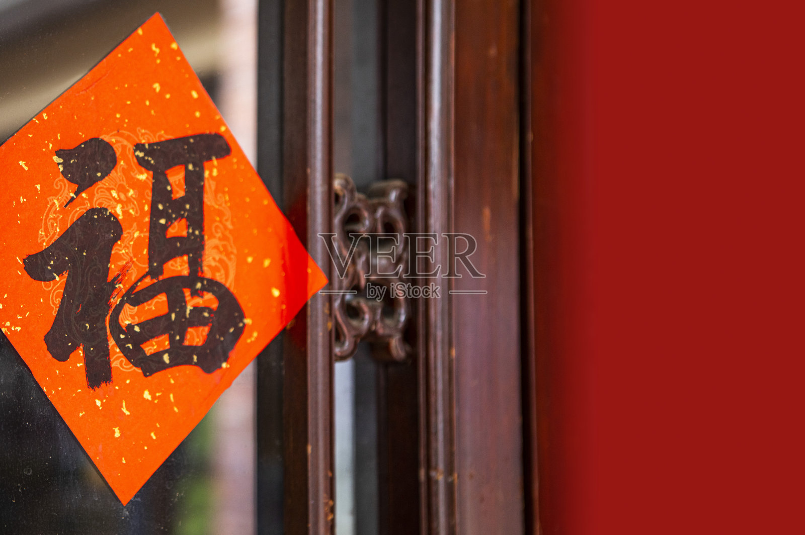 中国风的福字春联贴在窗户上照片摄影图片
