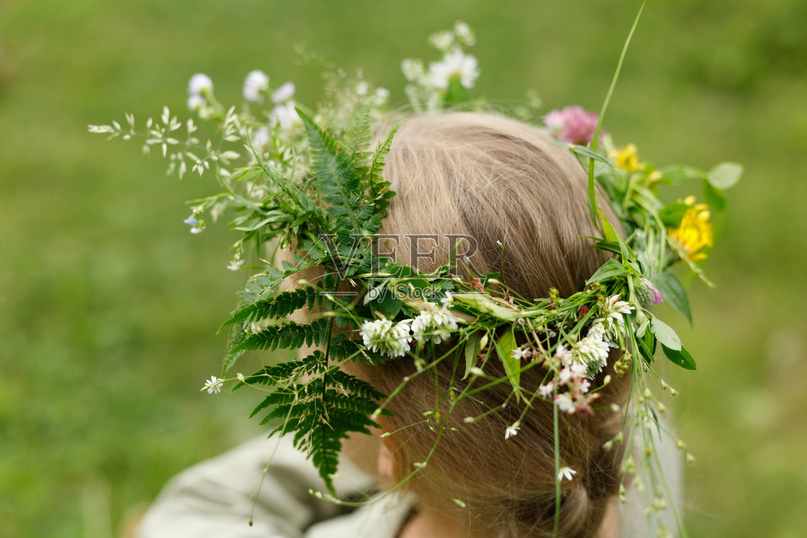 美丽的金发女人与花在她头上的花环 — 图库照片©heckmannoleg＃105005360