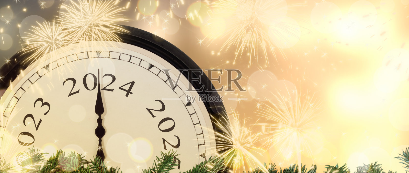 从2023年到2024年的新年前夜时钟在神奇的烟花背景。照片摄影图片