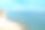 鸟瞰图海滩头灯塔与蓝色的水在英国海峡的背景和白色白垩石的悬崖，七姐妹郊野公园，东苏塞克斯，英格兰，英国。素材图片