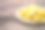 新鲜的菠萝蜜切片放在白色的盘子里。香甜的黄色菠萝蜜成熟了。素食者，纯素食者，生食。奇异的热带水果-孤立素材图片