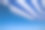 蓝色和白色的沙滩伞映衬着蓝色的天空素材图片