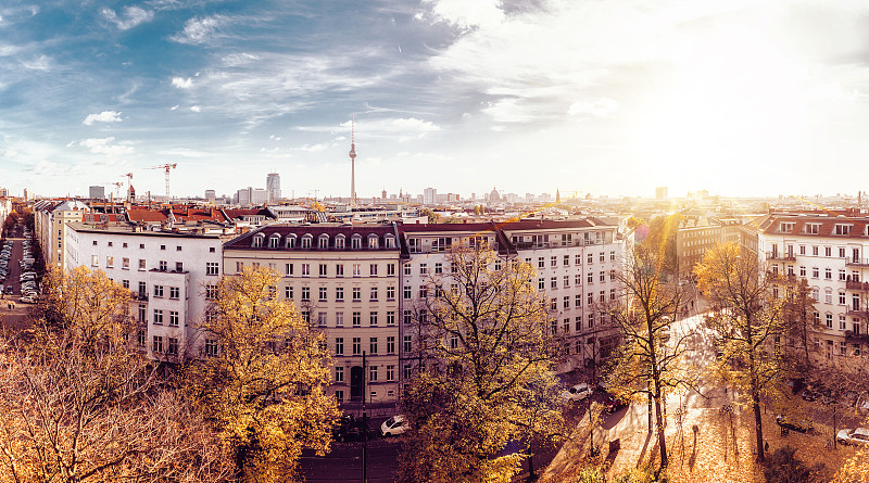 从犹太教堂的塔上看到的色彩缤纷的秋天柏林城市景观图片素材
