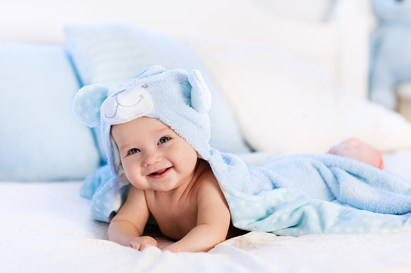 宝宝洗澡后用毛巾躺在床上图片下载