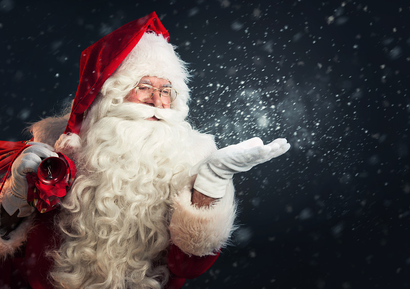 圣诞老人用手吹着魔法雪图片下载